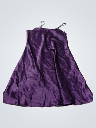 Lila Satin-Nachtkleid