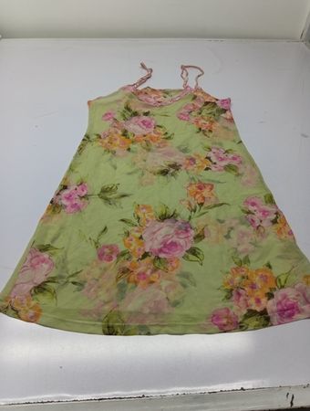  hellgrünes florales Slipkleid