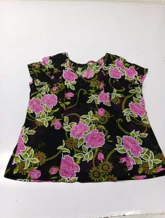 Schwarzes Top mit Blumenmuster