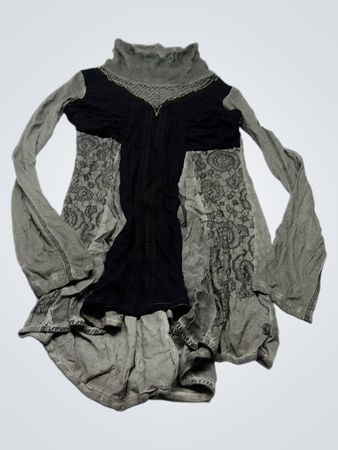 Damen graues und schwarzes Rollkragen-Spitzekleid