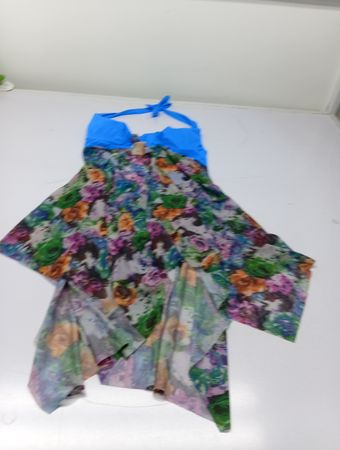 Blauer Halterneck-Badeanzug mit floral bedrucktem Rock
