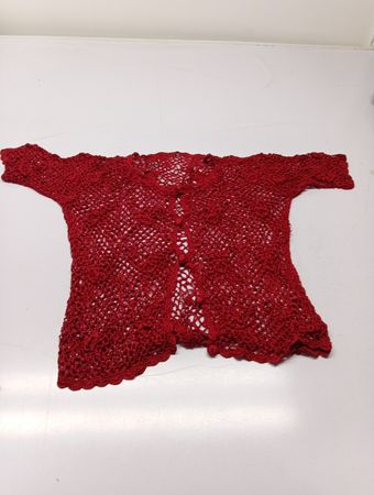 Roter gehäkelter Knopf-Cardigan