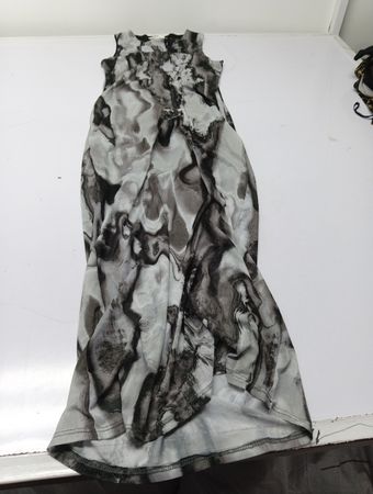 CAUTION TO THE WIND Damen Schwarz-Weiß Marmor Druck Maxi Kleid