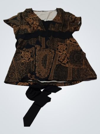 Schwarz- und braun gemustertes Oberteil mit schwarzem Band