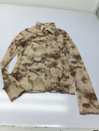 Beige und braunes abstraktes Druckhemd mit Kragen und Knopfleiste