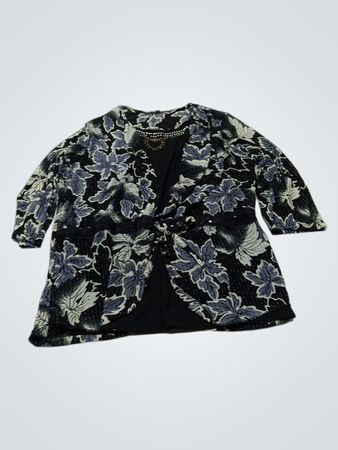 Schwarz und blau gemusterte Strickjacke
