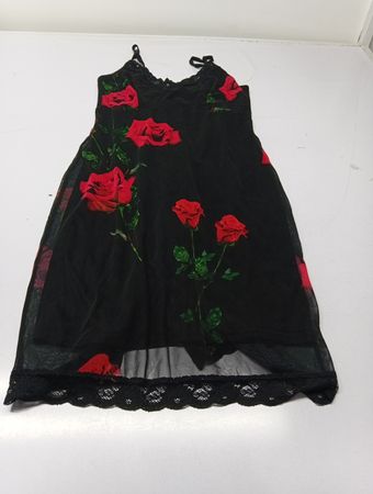 Schwarzes Slipkleid mit roten Rosen und Spitzenbesatz