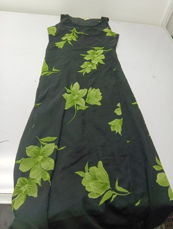 Robe noire avec imprimé floral vert
