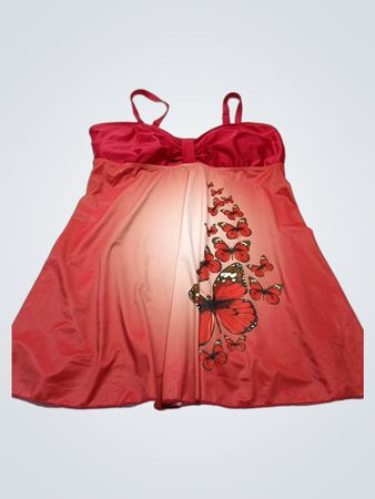Robe rouge avec imprimé papillon