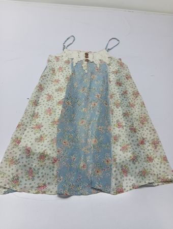 Mädchenkleid mit Blumenmuster und Spitzenbesatz