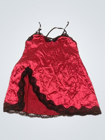 Rotes Satin-Nachthemd mit schwarzer Spitzenverzierung