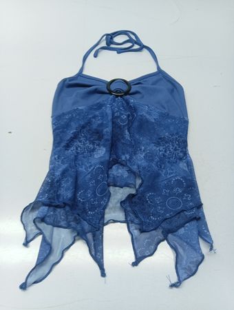 Blaues Neckholder-Top mit dekorativer Überlagerung