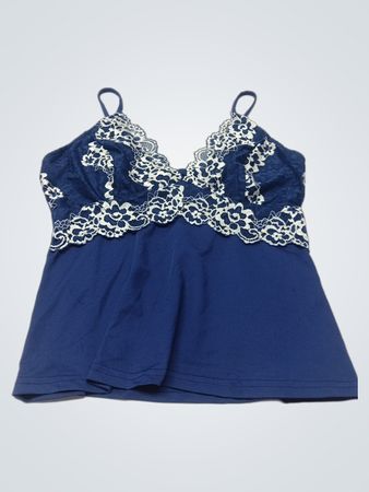 Blaue Camisole mit weißer Spitzenverzierung