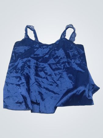 Blaues Satin-Cami-Top mit Spitzenbesatz