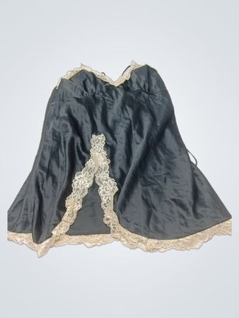 Satin-Chemise mit Spitzenbesatz