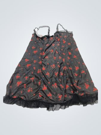 Schwarzes Slip-Kleid mit rotem Rosenprint und Spitzenbesatz