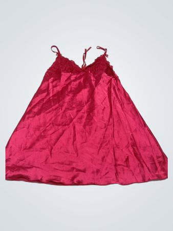 Rotes Satin-Nachthemd
