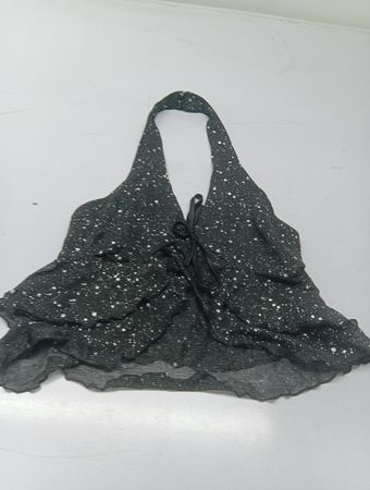 Schwarzes Neckholder-Top mit weißen Sprenkeln und Rüschen