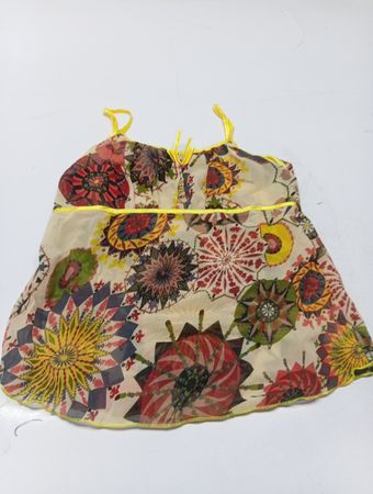 Transparentes Sommerkleid mit gelbem Besatz und buntem Mandala-Muster