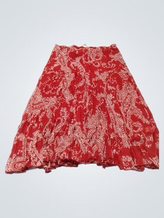 Roter Rock mit weißem Paisley‑Muster