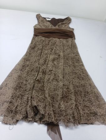Braunes Spitzenkleid mit Gürtel