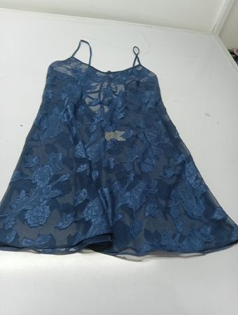 Zartes blaues Slipkleid aus Spitze mit Blumenmuster