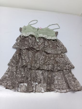 Flo Lis gestuftes Spitzenkleid mit gehäkeltem Oberteil