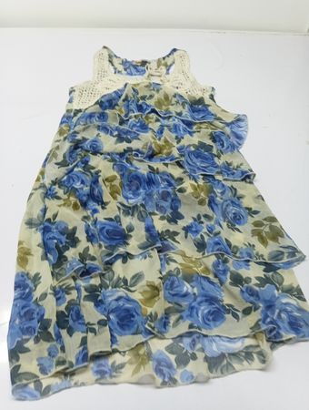 Florales Rüschenkleid mit Häkelkragen
