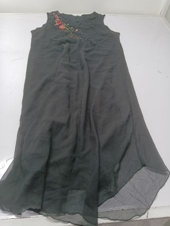 Schwarzes ärmelloses Kleid mit Blumenverzierung