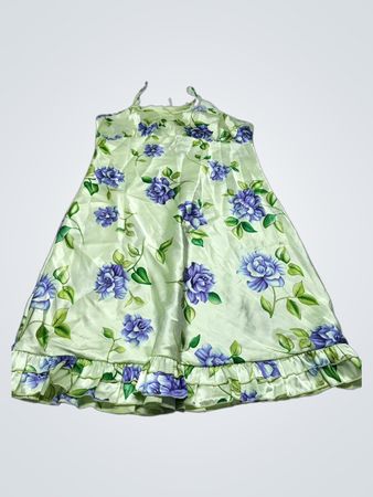 Rosa Slipkleid mit Blumenmuster und Rüschensaum