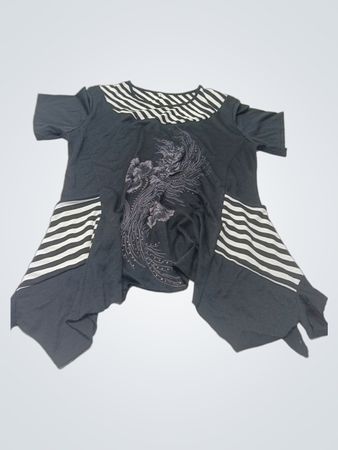Asymmetrische Tunika mit gestreiften Akzenten und floralem Design