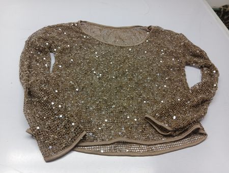 Goldener Paillettenstrickpullover