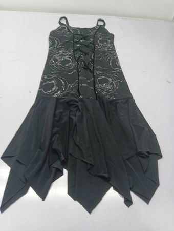 Schwarzes Kleid mit silbernem Wirbelmuster und Schnürung vorn
