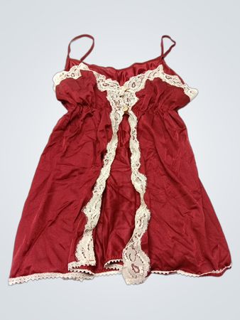 Rotes Satin-Nachthemd mit Spitzenbesatz