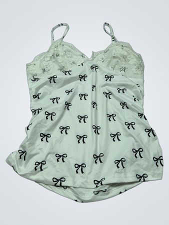 Weiße Camisole mit schwarzem Schleifendruck und Spitzenbesatz