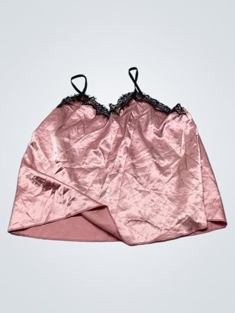 Rosa Satin-Cami mit schwarzer Spitzenborte