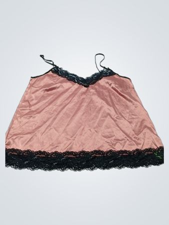 Rosa Satincamisole mit schwarzer Spitzenverzierung
