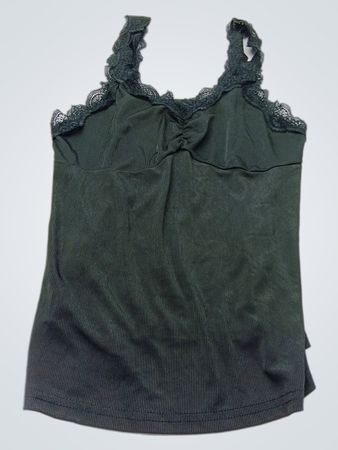 Dunkelgrünes, geripptes Camisole mit Spitzenbesatz
