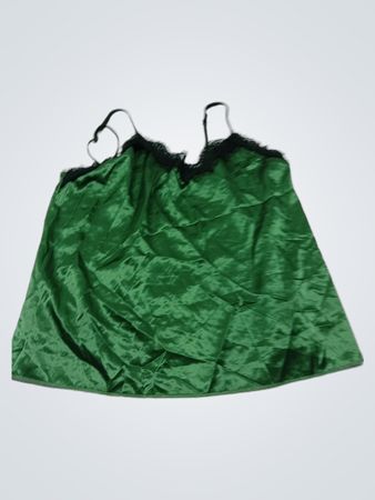 Grünes Satinkleid mit schwarzer Spitzenborte