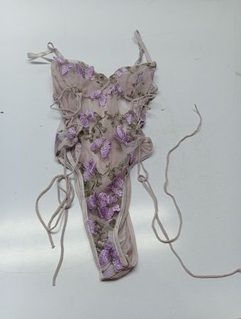 Durchscheinender Spitzen-Body mit Blumenmuster und Schmetterlings-Applikationen
