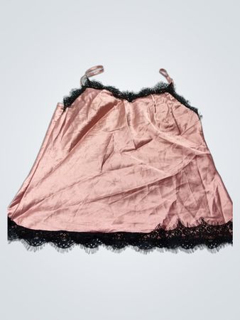 Rosa Satin-Camisole mit schwarzer Spitzenborte