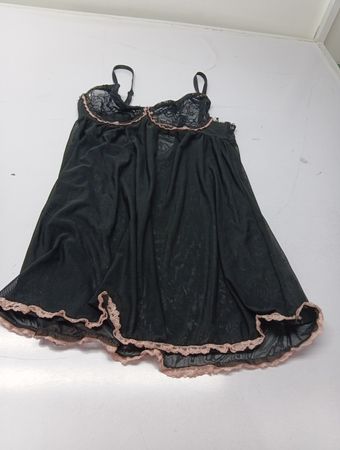 Schwarzes Babydoll-Dessous mit rosa Spitzenbesatz