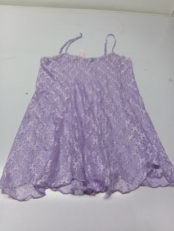 Lila Spitzenslipkleid