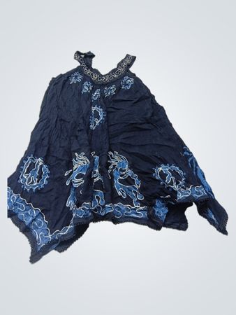 Dunkelblaues Kleid mit weißem und blauem Muster