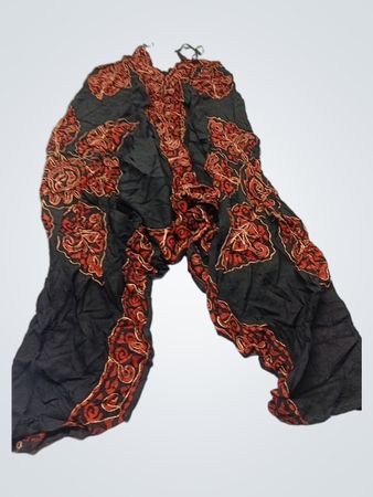 Schwarze und rote gemusterte Hose