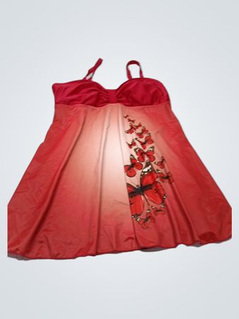 Rotes Badekleid mit Schmetterlingsmuster