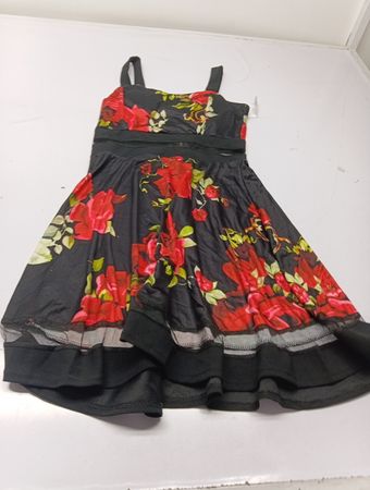 Schwarzes Kleid mit rotem Rosenmuster