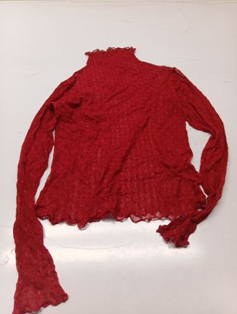 Rotes Oberteil mit Rüschen, Stehkragen und langen Ärmeln