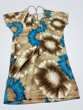 Braun-blaues Kleid mit Blumenmuster und Kettendetail