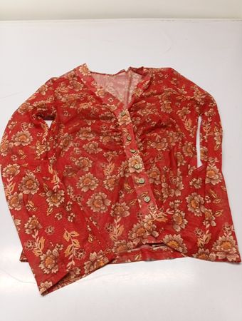 Rotes Hemd mit Blumenmuster und Knopfleiste